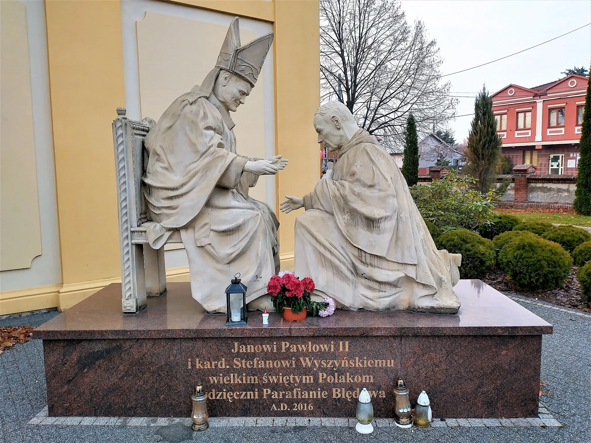 Pomnik św. Jana Pawła II i kard. Stefana Wyszyńskiego przed kościołem w Błędowie