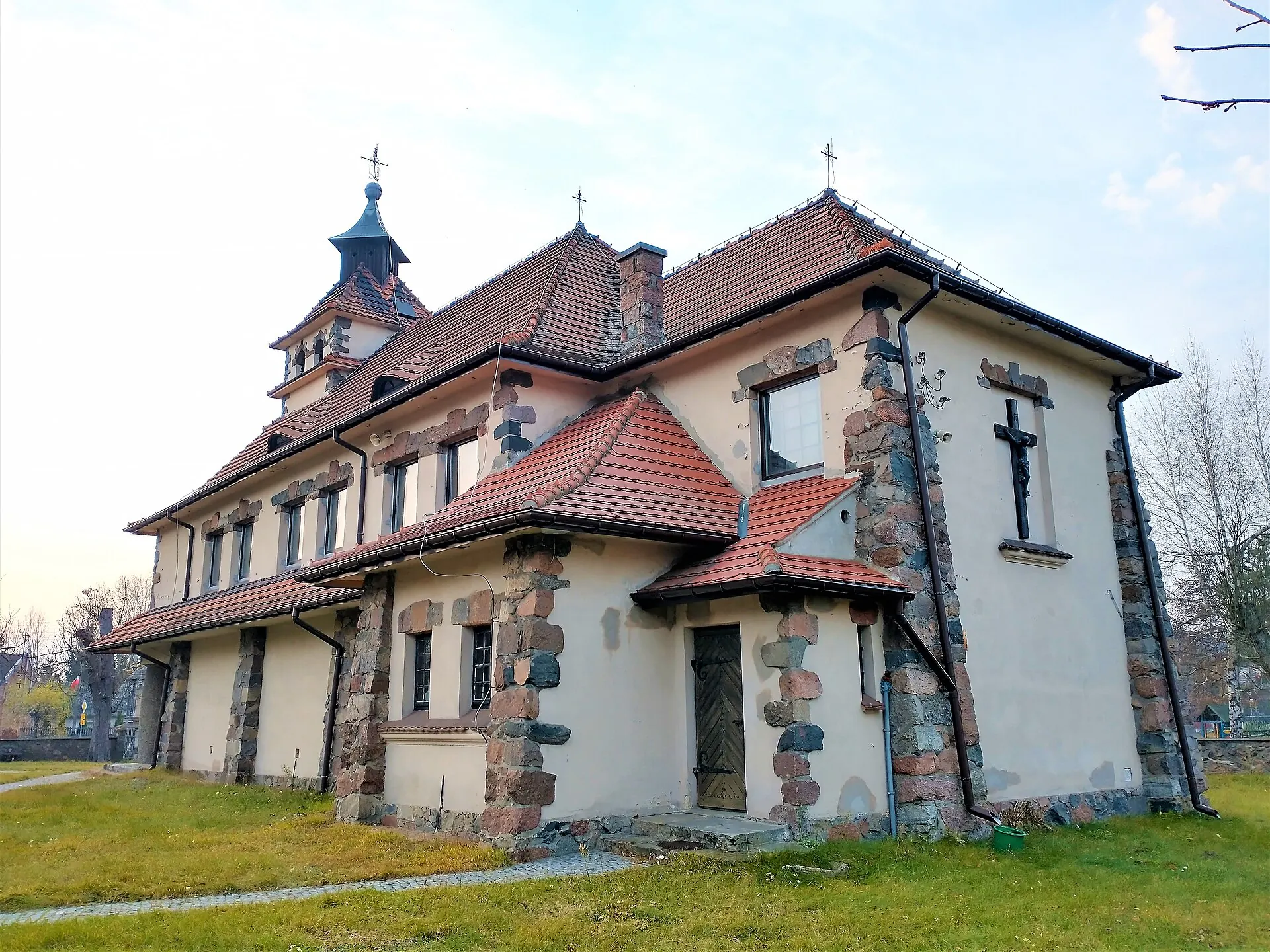 Kościół św. Prokopa w Błędowie z kamiennymi filarami i dachem z dachówki