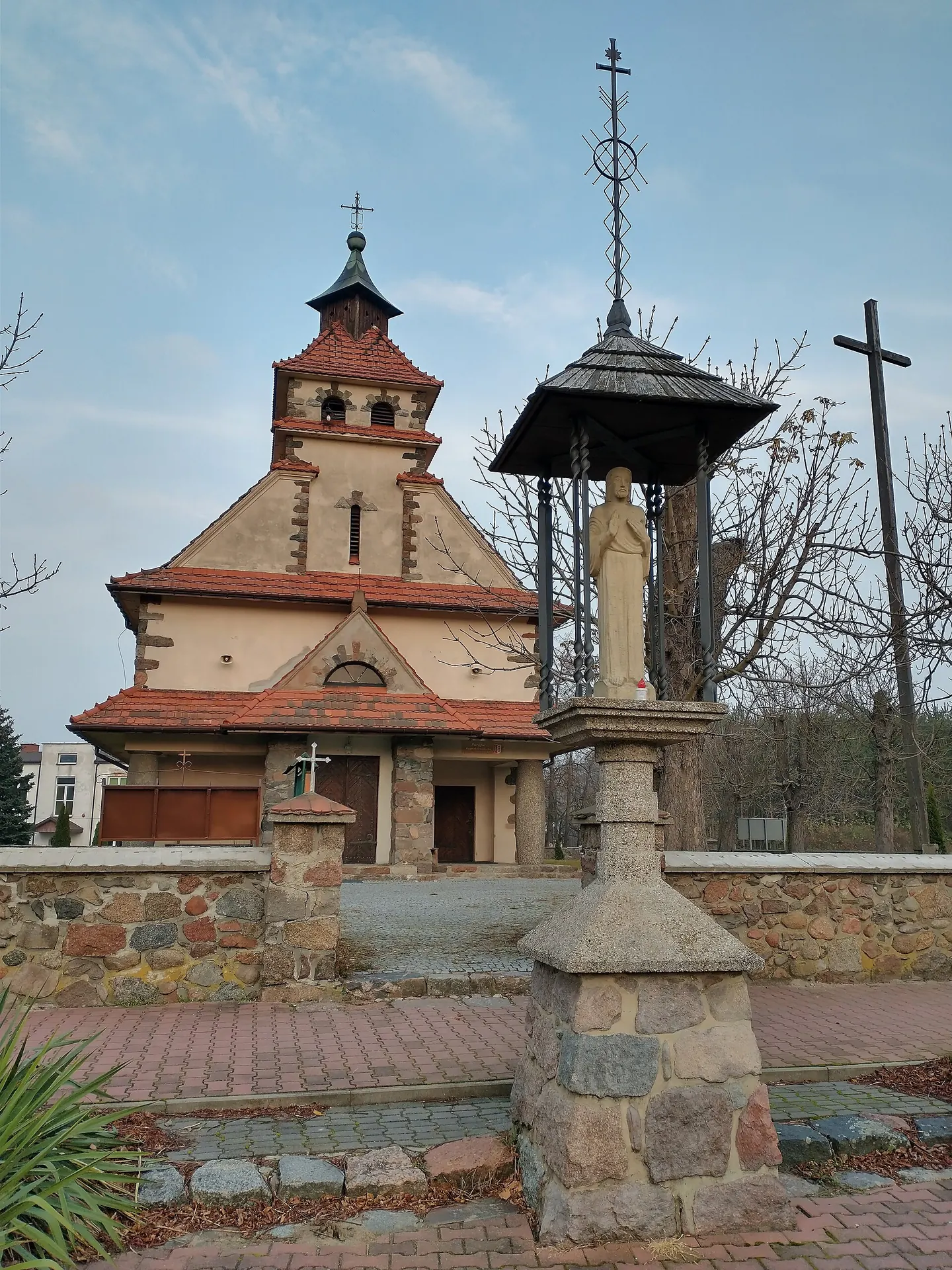 Kamienna kapliczka z figurą przed kościołem św. Prokopa w Błędowie