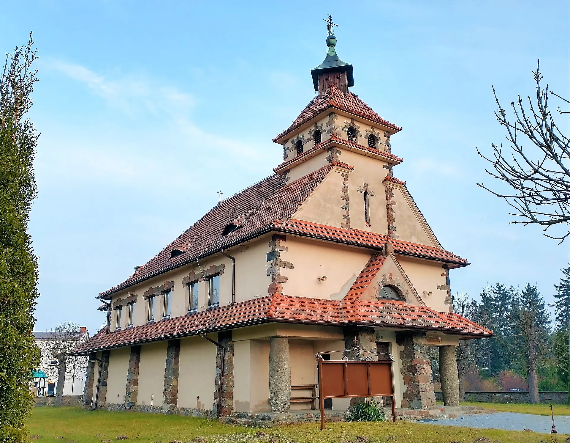 Kościół św. Prokopa Opata w Błędowie z wieżyczką i dachem z czerwonej dachówki